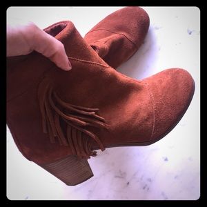 Toms so cute fringe booties!